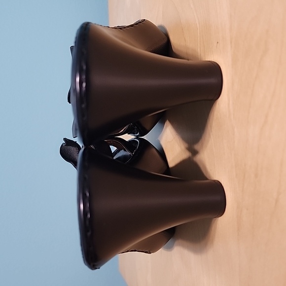 BORN Flower Black Leather Sandals, Size 7 - Picture 4 of 10